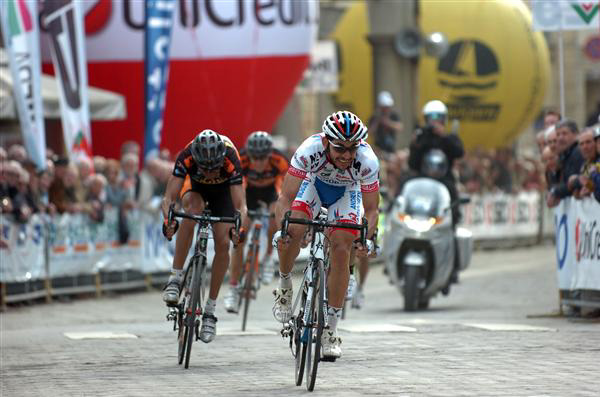 Jose Serpa wins stage 2